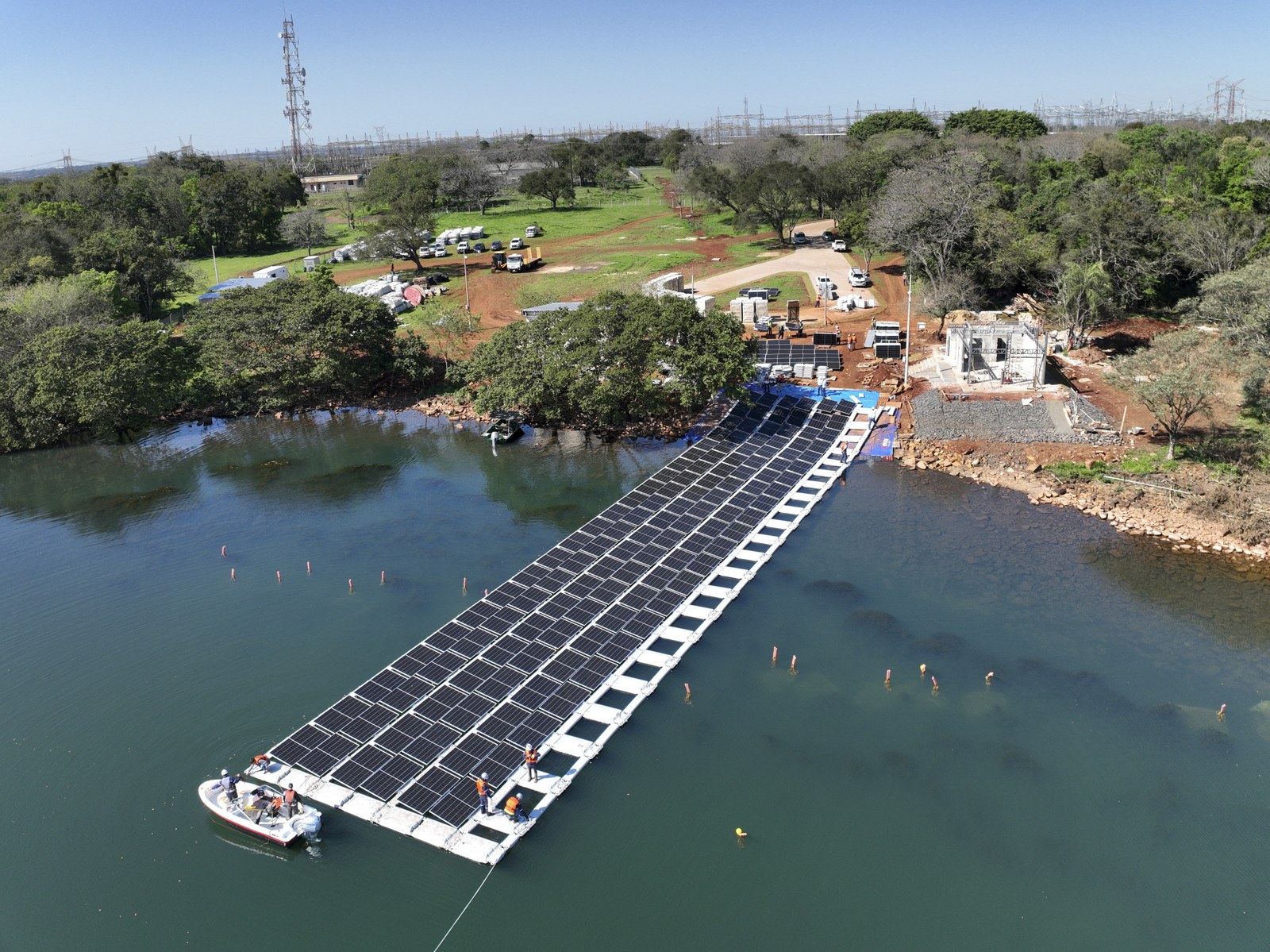 Floating solar plant aims to generate clean energy for the hydroelectric facility’s own use. Image: Elder Alejandro Baez Flores / Itaipu Binacional